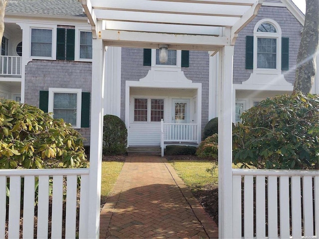 view of front of property featuring a pergola