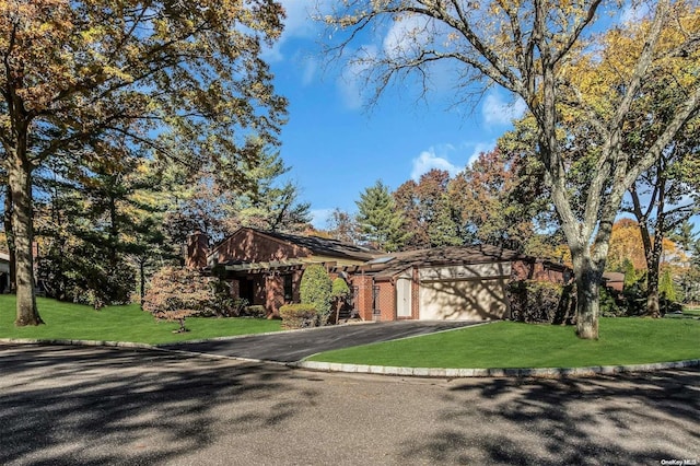 view of front of house featuring a front yard and a garage