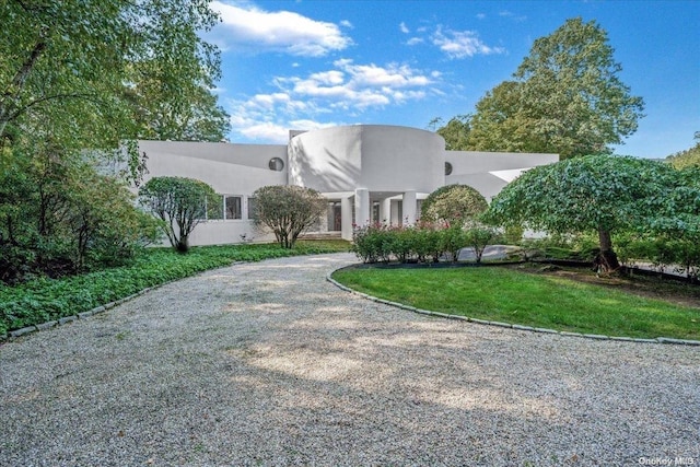 view of front facade with a front lawn