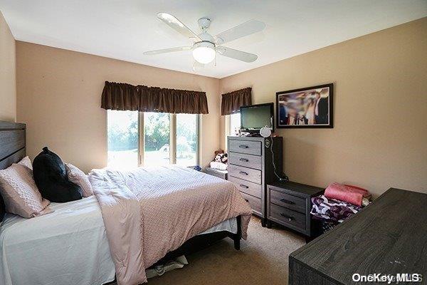 carpeted bedroom with ceiling fan