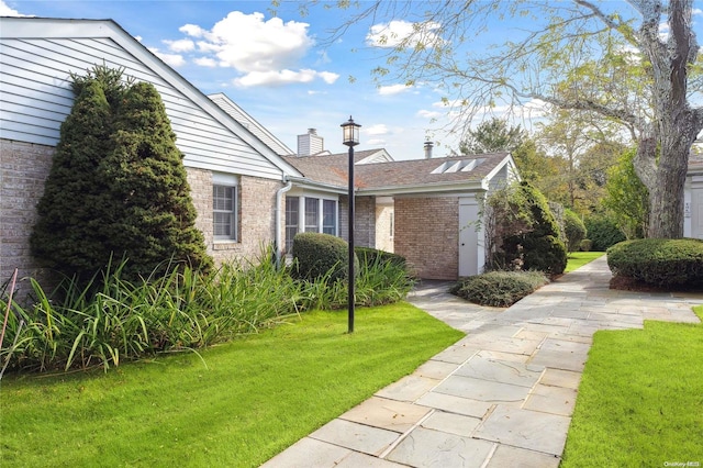 view of front of property with a front lawn