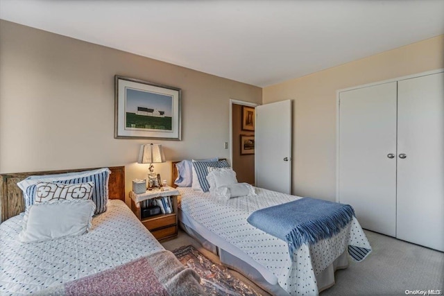 bedroom featuring carpet flooring and a closet