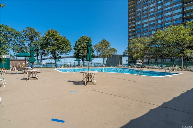 view of swimming pool