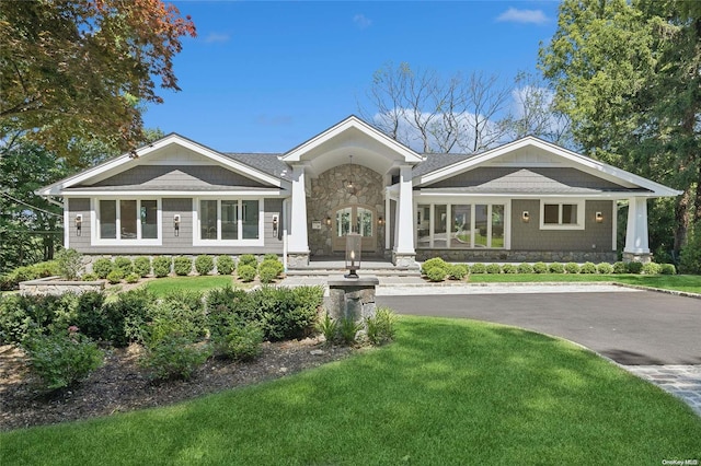 view of front facade with a front yard