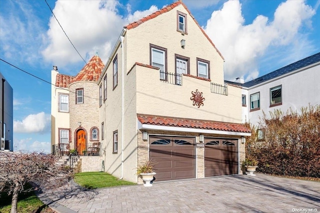 view of front facade featuring a garage