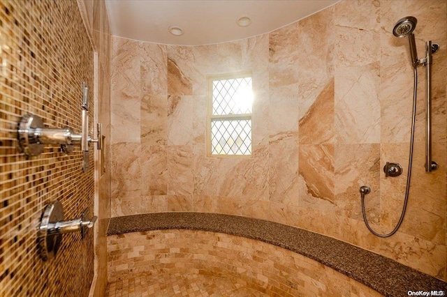 bathroom featuring a tile shower