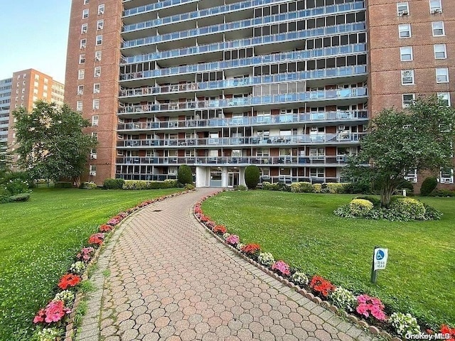 view of home's community featuring a yard