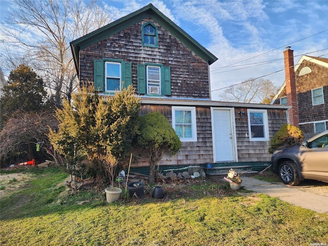 view of front property featuring a front yard