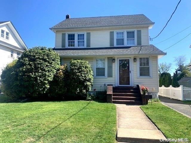 view of front of house with a front yard