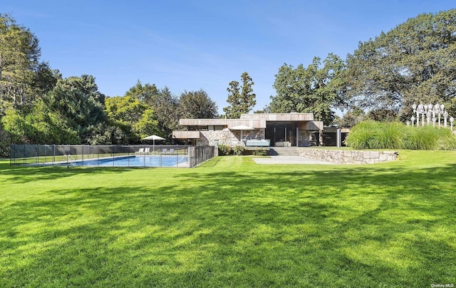 view of yard featuring a fenced in pool