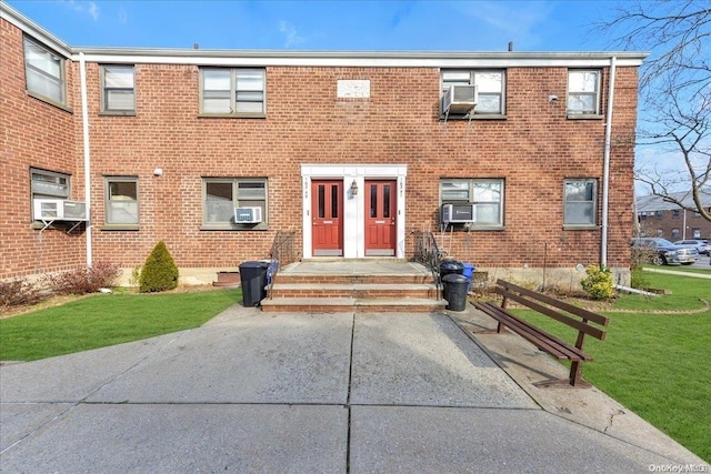 view of front facade with a front lawn and cooling unit