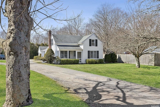 view of front facade featuring a front lawn