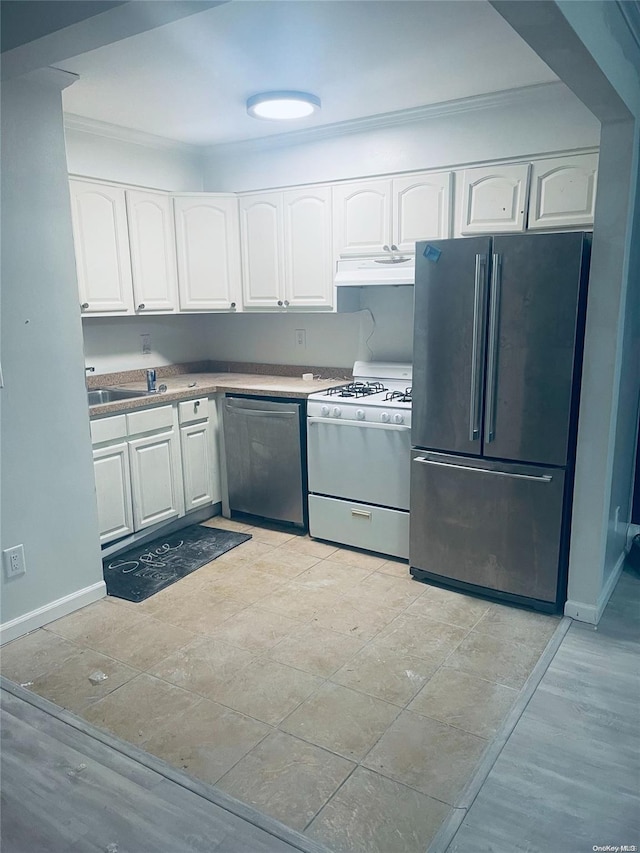 kitchen featuring sink, crown molding, light wood-type flooring, appliances with stainless steel finishes, and white cabinetry