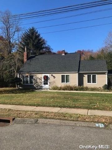 view of front of house featuring a front lawn