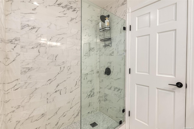 bathroom featuring a tile shower