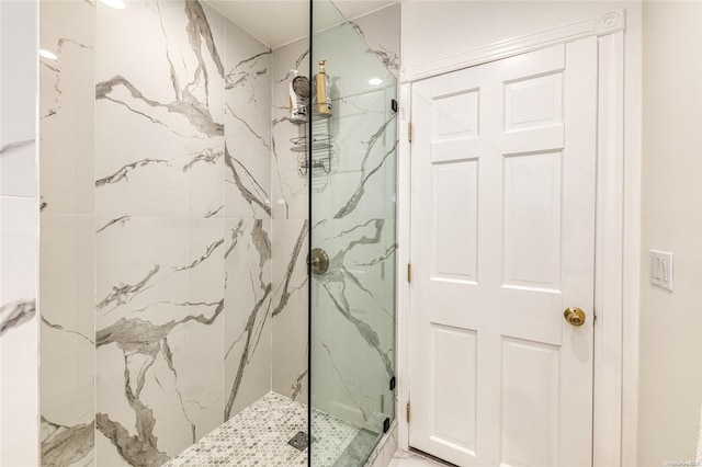 bathroom featuring a tile shower