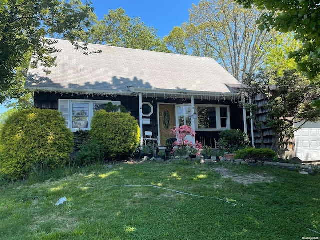 view of front of house featuring a front lawn