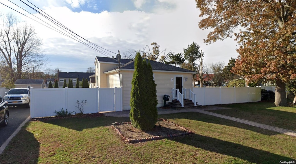 view of side of property featuring a lawn