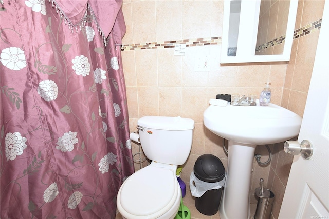 bathroom featuring tile walls