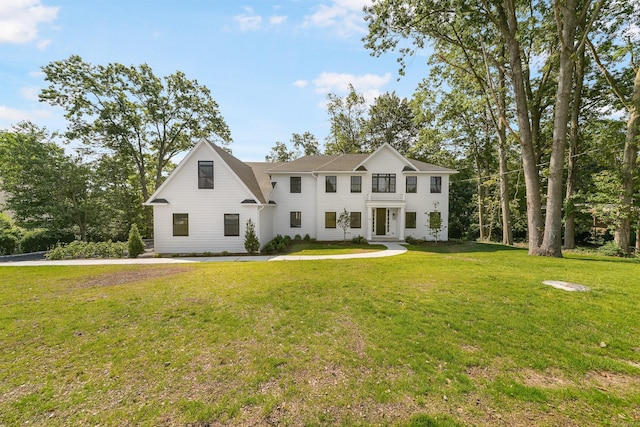 view of front of property featuring a front lawn