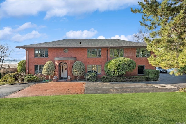 view of front of property with a front yard