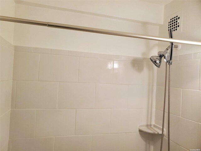 bathroom featuring a tile shower