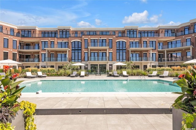 10 Shore Rd Unit Ph409, Glenwood Landing, NY 11547 - view of community pool
