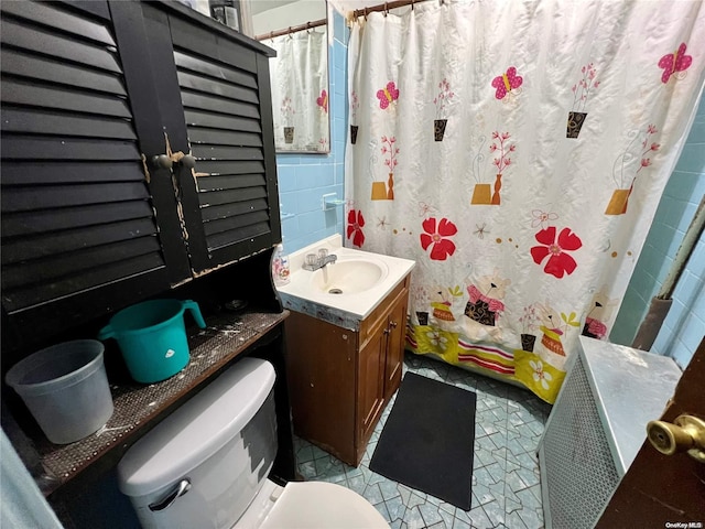 bathroom with vanity, curtained shower, and toilet