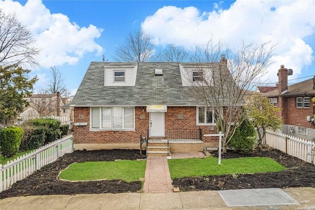 view of front of house featuring a front lawn