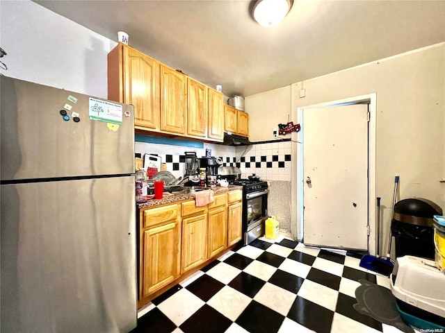 kitchen featuring tasteful backsplash, sink, and stainless steel appliances