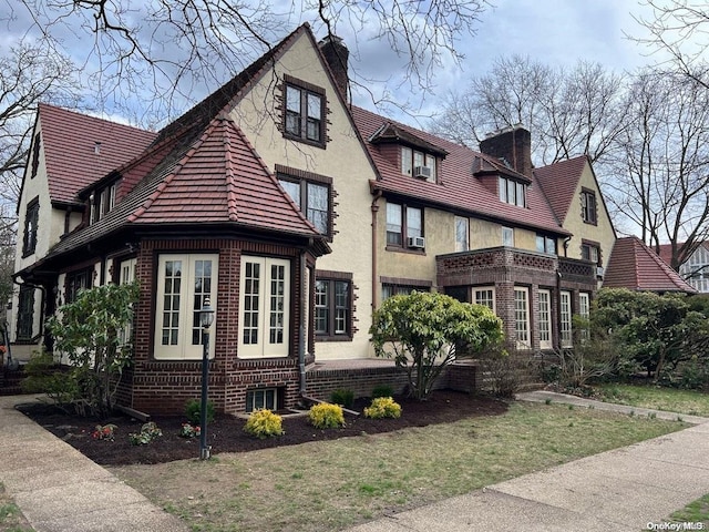 view of side of property featuring a lawn