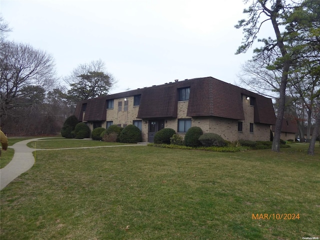 view of front of house with a front lawn