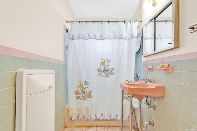 bathroom featuring tile walls