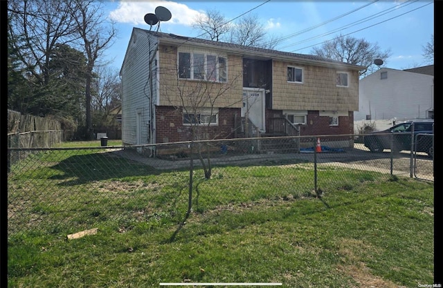 view of front of property with a front yard