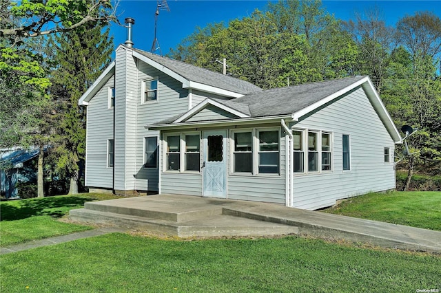 view of front of property featuring a front lawn