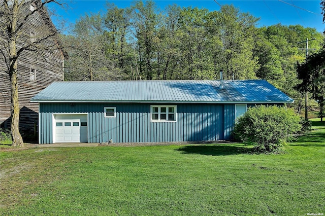 view of outdoor structure featuring a garage and a yard