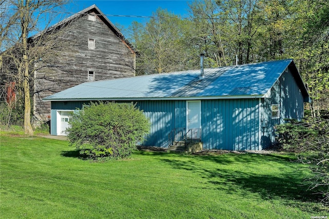 back of house featuring a lawn