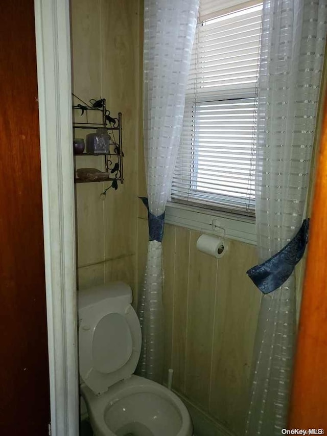 bathroom featuring toilet