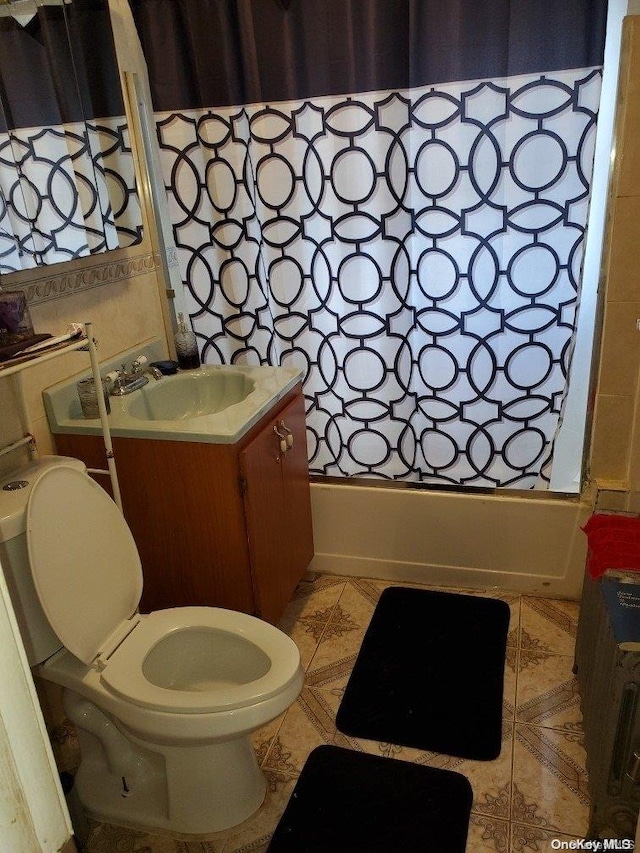 full bathroom with shower / bath combination with curtain, vanity, and toilet