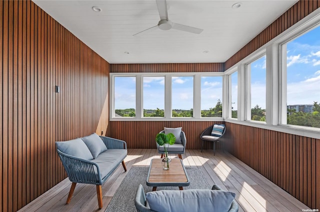 sunroom with ceiling fan