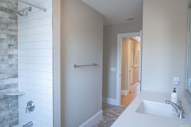 bathroom featuring sink and tiled shower / bath combo