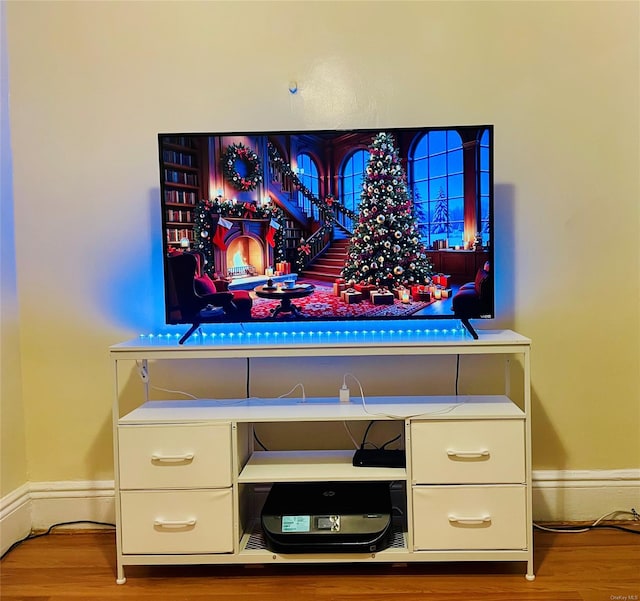 room details featuring hardwood / wood-style floors