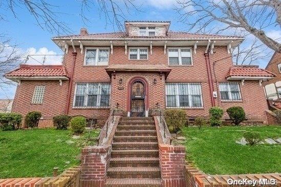 view of front of home featuring a front lawn