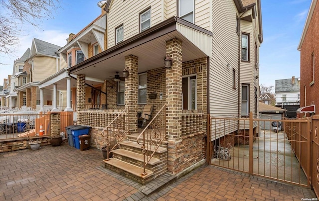 view of front of property with ceiling fan