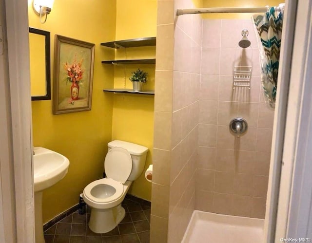 bathroom featuring tile patterned floors, a shower with curtain, and toilet