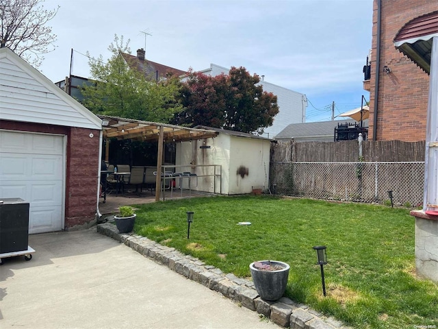 view of yard with an outdoor structure and a garage