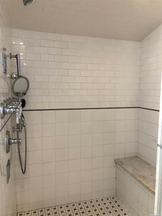 bathroom featuring a tile shower