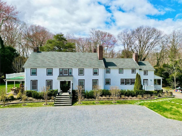 view of front of house featuring a front lawn