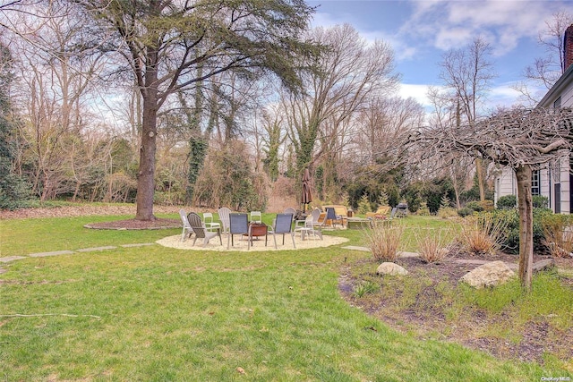 view of yard featuring an outdoor fire pit