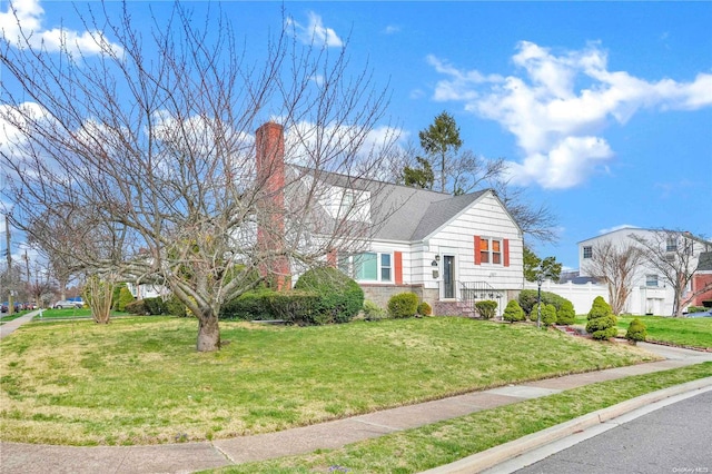 view of front of house featuring a front lawn